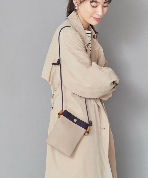 Breath TOPKAPI（ブレストプカピ）の「【VERY11月号掲載】【Breath TOPKAPI/ブレス トプカピ】 RIPPLE リプル スリム サコッシュ スマホショルダー（ショルダーバッグ・レディース・ライトカーキ/ブラック/クリーム/ベージュ系その他2/グレイッシュベージュ/オフホワイト/カーキブラウン/チャコールグレー/ベージュ系その他5/ライトベージュ/ピンク/アイボリー/ベージュ系その他・FREE）」の9枚目の写真