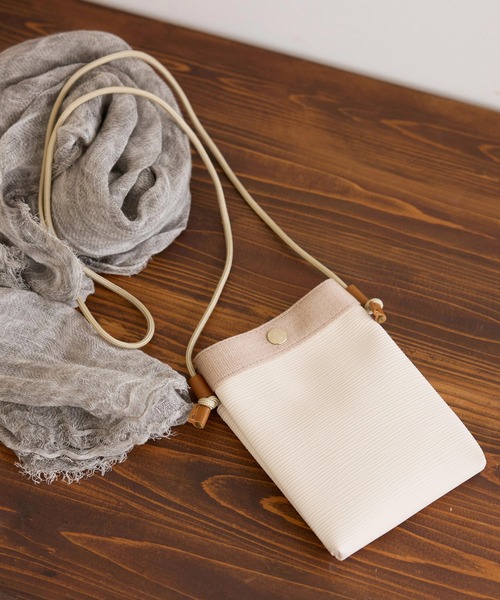 Breath TOPKAPI（ブレストプカピ）の「【VERY11月号掲載】【Breath TOPKAPI/ブレス トプカピ】 RIPPLE リプル スリム サコッシュ スマホショルダー（ショルダーバッグ・レディース・ライトカーキ/ブラック/クリーム/ベージュ系その他2/グレイッシュベージュ/オフホワイト/カーキブラウン/チャコールグレー/ベージュ系その他5/ライトベージュ/ピンク/アイボリー/ベージュ系その他・FREE）」の3枚目の写真