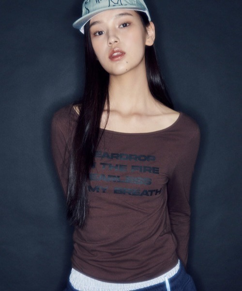 runningHIGH(ランニングハイ)の「A'GEM/9 × .kom『runningHIGH/ランニングハイ』LETTERING SLIM L/S TEE/レタリング スリム ロングスリーブカットソー(Tシャツ/カットソー・レディース・ブラック/ホワイト/チャコールグレー/ライトパープル/ブラウン/グリーン/イエロー/グレー・FREE)」の6枚目の写真