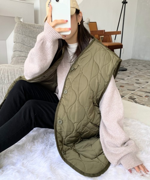 moment+（モーメントプラス）の「袖取外し2WAYキルティングジャケット（ノーカラージャケット・レディース・ブラック/カーキ/アイボリー・M/L）」の6枚目の写真