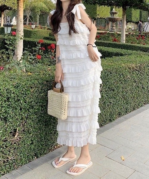 gossip!ロサンゼルス(ゴシップロサンゼルス)の「フリル リボン紐付き 調整可能ストラップ ティアードキャミワンピース「韓国ファッション フェミニン定番」(ワンピース・レディース・ホワイト/ブラック/オフホワイト・FREE)」の6枚目の写真