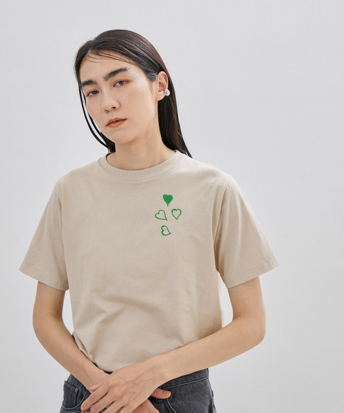 SALON adam et rope'（サロン アダム エ ロペ）の「GOOD LUCK COMES T/刺繍入りクルーネックTシャツ（Tシャツ/カットソー・レディース・ベージュ/オフホワイト/カーキ・FREE）」の16枚目の写真