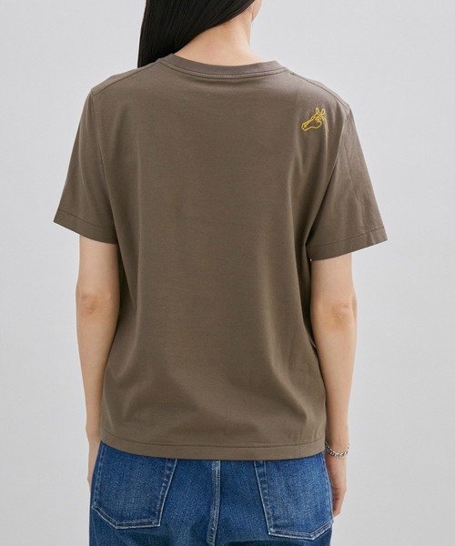 SALON adam et rope'（サロン アダム エ ロペ）の「GOOD LUCK COMES T/刺繍入りクルーネックTシャツ（Tシャツ/カットソー・レディース・ベージュ/オフホワイト/カーキ・FREE）」の4枚目の写真