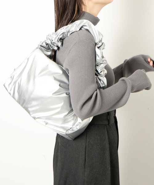 WEGO(ウィゴー)の「WEGO/ドロストギャザーショルダーバッグ(ショルダーバッグ・レディース・ブラック/オフホワイト/シルバー/ブラック系その他・FREE)」の4枚目の写真