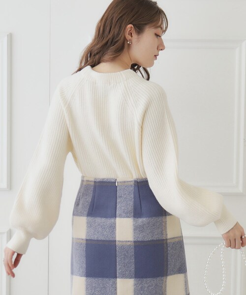 couture brooch(クチュールブローチ)の「◆【もちもちの肌触り】アラン柄×片畦 飾り釦ニット(ニット/セーター・レディース・ライトグレー/グリーン系/ピンク系/アイボリー・38/42)」の5枚目の写真