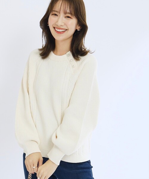 couture brooch(クチュールブローチ)の「◆【もちもちの肌触り】アラン柄×片畦 飾り釦ニット(ニット/セーター・レディース・ライトグレー/グリーン系/ピンク系/アイボリー・38/42)」の9枚目の写真