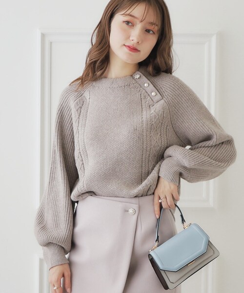 couture brooch(クチュールブローチ)の「◆【もちもちの肌触り】アラン柄×片畦 飾り釦ニット(ニット/セーター・レディース・ライトグレー/グリーン系/ピンク系/アイボリー・38/42)」の15枚目の写真