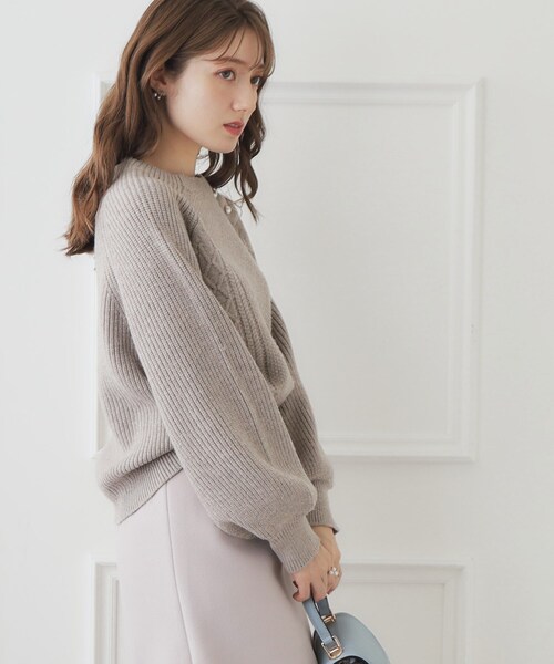 couture brooch(クチュールブローチ)の「◆【もちもちの肌触り】アラン柄×片畦 飾り釦ニット(ニット/セーター・レディース・ライトグレー/グリーン系/ピンク系/アイボリー・38/42)」の16枚目の写真