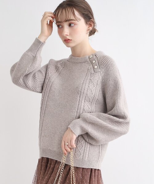 couture brooch(クチュールブローチ)の「◆【もちもちの肌触り】アラン柄×片畦 飾り釦ニット(ニット/セーター・レディース・ライトグレー/グリーン系/ピンク系/アイボリー・38/42)」の20枚目の写真