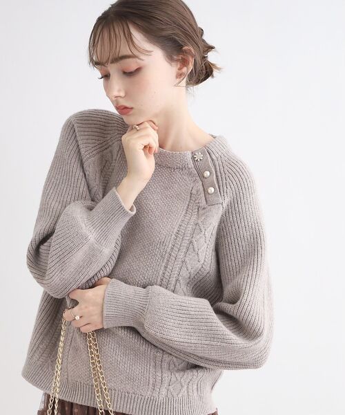 couture brooch(クチュールブローチ)の「◆【もちもちの肌触り】アラン柄×片畦 飾り釦ニット(ニット/セーター・レディース・ライトグレー/グリーン系/ピンク系/アイボリー・38/42)」の21枚目の写真