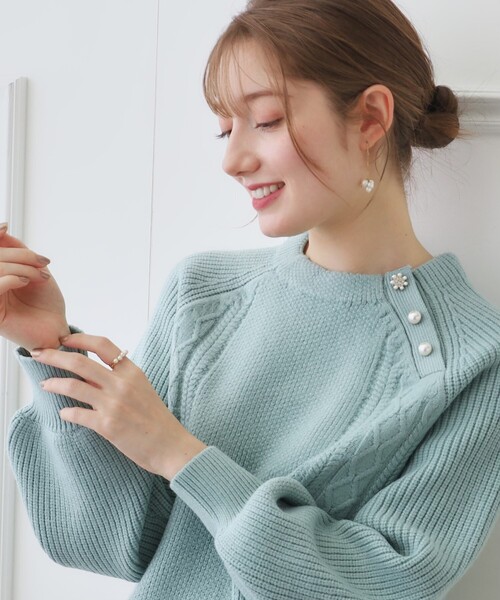 couture brooch(クチュールブローチ)の「◆【もちもちの肌触り】アラン柄×片畦 飾り釦ニット(ニット/セーター・レディース・ライトグレー/グリーン系/ピンク系/アイボリー・38/42)」の3枚目の写真
