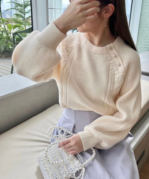 couture brooch(クチュールブローチ)の「◆【もちもちの肌触り】アラン柄×片畦 飾り釦ニット(ニット/セーター・レディース・ライトグレー/グリーン系/ピンク系/アイボリー・38/42)」の2枚目の写真