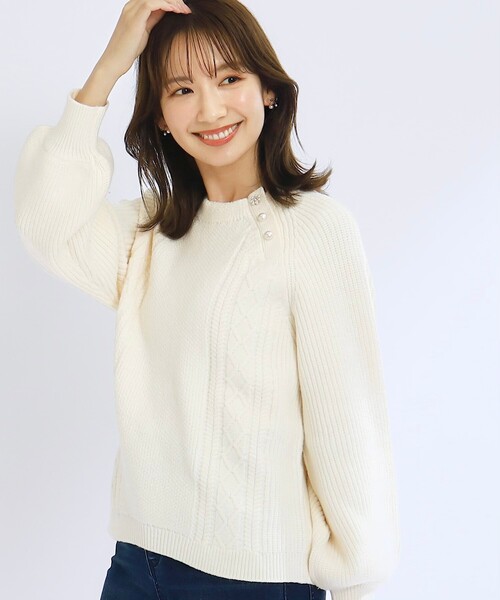 couture brooch(クチュールブローチ)の「◆【もちもちの肌触り】アラン柄×片畦 飾り釦ニット(ニット/セーター・レディース・ライトグレー/グリーン系/ピンク系/アイボリー・38/42)」の8枚目の写真