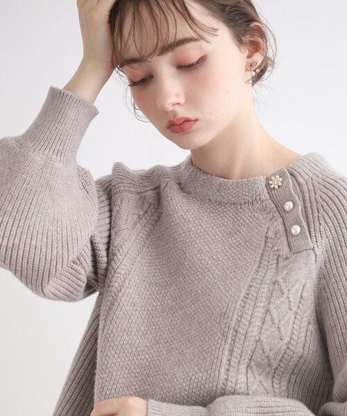 couture brooch(クチュールブローチ)の「◆【もちもちの肌触り】アラン柄×片畦 飾り釦ニット(ニット/セーター・レディース・ライトグレー/グリーン系/ピンク系/アイボリー・38/42)」の22枚目の写真