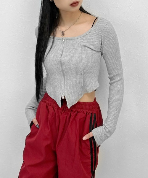 LVEU.(ラブユ.)の「【LVEU.】フロントジップオープンネックトップス / トップス カットソー リブ ジップ 羽織り カーディガン カーデ オープンネック クロップド ショート丈 ブラック グレー(Tシャツ/カットソー・レディース・ブラック/グレー・FREE)」の2枚目の写真