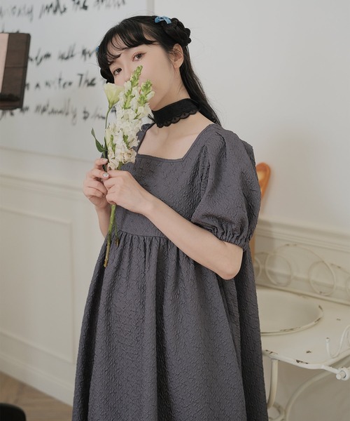 mimi toujours(ミミトゥジュール)の「スクエアネック パフスリーブ ワンピース mimi toujours×wei3h(ワンピース・レディース・ベージュ/ネイビー・M)」の1枚目の写真