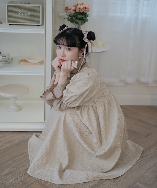 mimi toujours(ミミトゥジュール)の「スクエアネック パフスリーブ ワンピース mimi toujours×wei3h(ワンピース・レディース・ベージュ/ネイビー・M)」の5枚目の写真