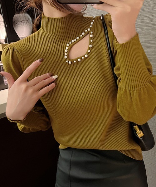 COCOMOMO(ココモモ)の「パール付き カットアウトハイネックニット(ニット/セーター・レディース・ベージュ/ブラック/アイボリー/オリーブ・FREE)」の4枚目の写真