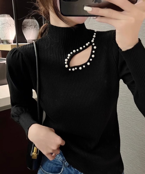 COCOMOMO(ココモモ)の「パール付き カットアウトハイネックニット(ニット/セーター・レディース・ベージュ/ブラック/アイボリー/オリーブ・FREE)」の1枚目の写真