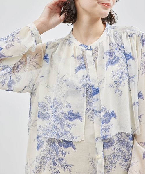 ROPE'（ロペ）の「ダブルヨークプリントブラウス【雑誌掲載】（シャツ/ブラウス・レディース・ブルー系その他/オフホワイト/ブラック・FREE）」の3枚目の写真