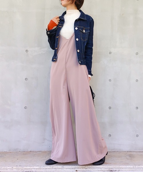 Q(キュー)の「キャミワイドサロペ(サロペット/オーバーオール・レディース・ベージュ/ブラック・MEDIUM)」の1枚目の写真