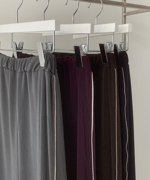 Didot.showroom（ディドット ショールーム）の「【DIDOT.】サイドラインパイピングトラックパンツ（スウェットパンツ・レディース・ブラウン/パープル/ネイビー/チャコール・FREE）」の5枚目の写真