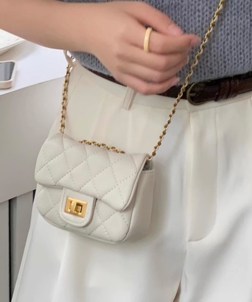 DAY CLOSET(デイ クローゼット)の「レディース アクセサリー感覚で使える2WAYチェーン付きミニバッグ(ショルダーバッグ・レディース・ベージュ/ピンク/ブラック/ブルー/アイボリー・ONE SIZE)」の2枚目の写真