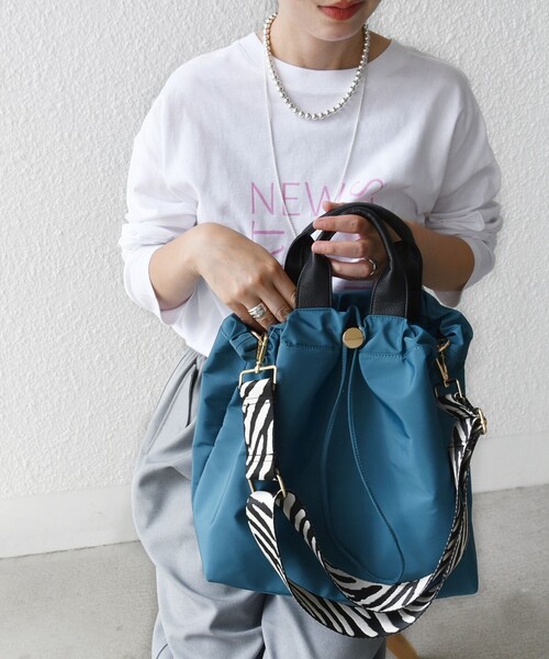 SHIPS（シップス）の「【WEB限定】 柄 ワイド テープ ショルダー 2WAY バッグ（ショルダーバッグ・レディース・ライトブルー/ブラック/ブラウン/グレー・ONE SIZE）」の4枚目の写真