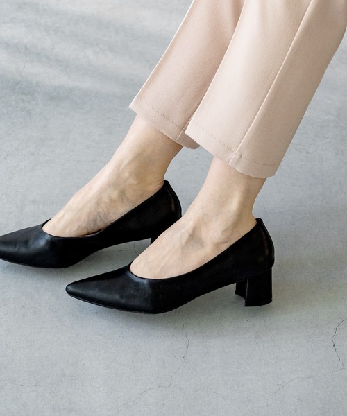welleg(ウェレッグ)の「ポインテッドトゥ チャンキーヒール パンプス(パンプス・レディース・チャコールグレー/シルバー/ブラック/グレイッシュベージュ・21.5cm/22.0cm/22.5cm/23.0cm/23.5cm/24.0cm/24.5cm/25.0cm/25.5cm/26.0cm)」の5枚目の写真
