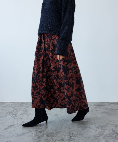 EMMEL REFINES（エメルリファインズ）の「＜EMMEL REFINES＞EM フラワープリント タックスカート（スカート・レディース・その他1/ダークブラウン・S/M）」の2枚目の写真