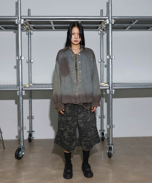 FOLLOWIN（フォロウィン）の「[UNISEX]ビンテージウォッシング・オーバーフィットデニムシャツ（シャツ/ブラウス・レディース・ブルー・FREE）」の2枚目の写真