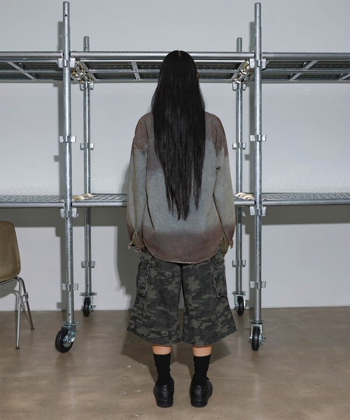 FOLLOWIN（フォロウィン）の「[UNISEX]ビンテージウォッシング・オーバーフィットデニムシャツ（シャツ/ブラウス・レディース・ブルー・FREE）」の4枚目の写真