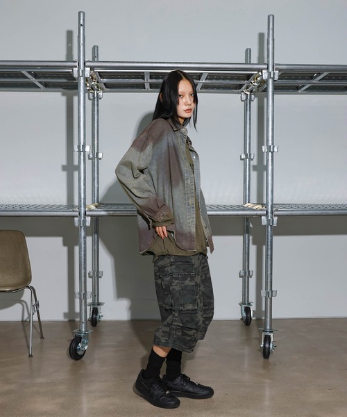 FOLLOWIN（フォロウィン）の「[UNISEX]ビンテージウォッシング・オーバーフィットデニムシャツ（シャツ/ブラウス・レディース・ブルー・FREE）」の8枚目の写真