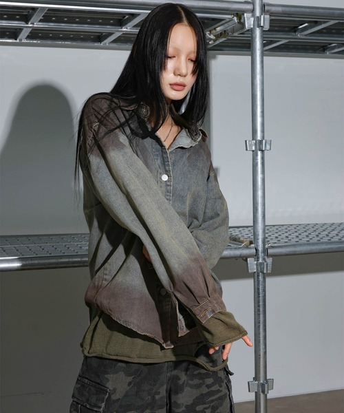 FOLLOWIN（フォロウィン）の「[UNISEX]ビンテージウォッシング・オーバーフィットデニムシャツ（シャツ/ブラウス・レディース・ブルー・FREE）」の13枚目の写真