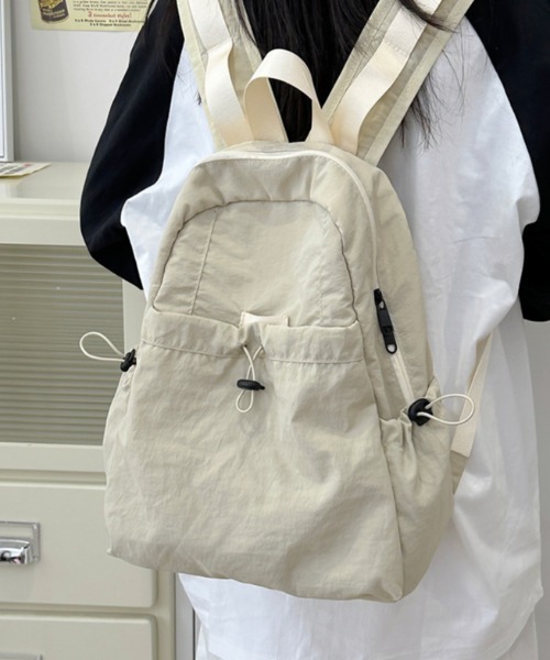 lilful(リルフル)の「ドロストポケットナイロンリュック(バックパック/リュック・レディース・ブラック/アイボリー・F)」の1枚目の写真