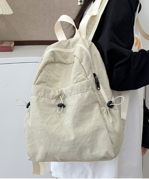 lilful(リルフル)の「ドロストポケットナイロンリュック(バックパック/リュック・レディース・ブラック/アイボリー・F)」の3枚目の写真