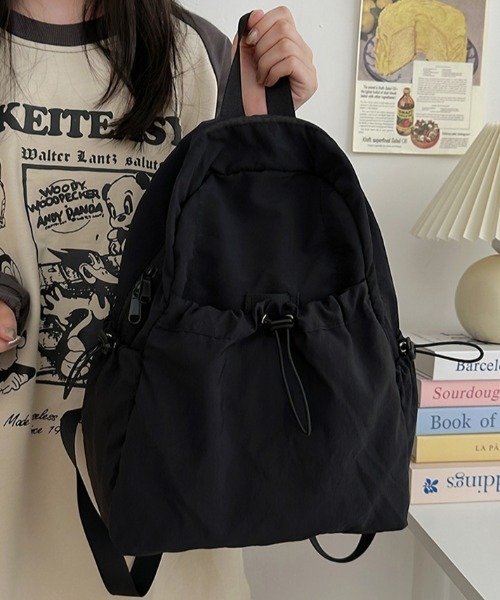 lilful(リルフル)の「ドロストポケットナイロンリュック(バックパック/リュック・レディース・ブラック/アイボリー・F)」の5枚目の写真