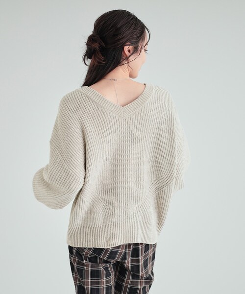 Cutie Blonde(キューティーブロンド)の「◆【S-LL/前後2WAY】大人のゆるさが魅力 ベロア風ラメモールニット(ニット/セーター・レディース・ベビーピンク/オリーブ/ネイビー/ナチュラル・04/03/02/01)」の8枚目の写真