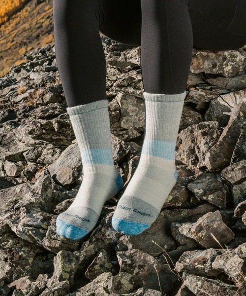 DARN TOUGH VERMONT（ダーンタフバーモント）の「DARN TOUGH/ダーンタフ 5011 Mountaineering Micro Crew Heavyweight Hiking Sock（ソックス/靴下・レディース・ブルー/ライトグリーン・SMALL）」の2枚目の写真