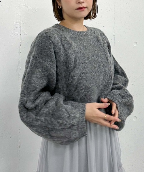 archives(アルシーヴ)の「ゆるケーブルショートニット(ニット/セーター・レディース・チャコールグレー/アイボリー/グリーン/ピンク・MEDIUM)」の3枚目の写真
