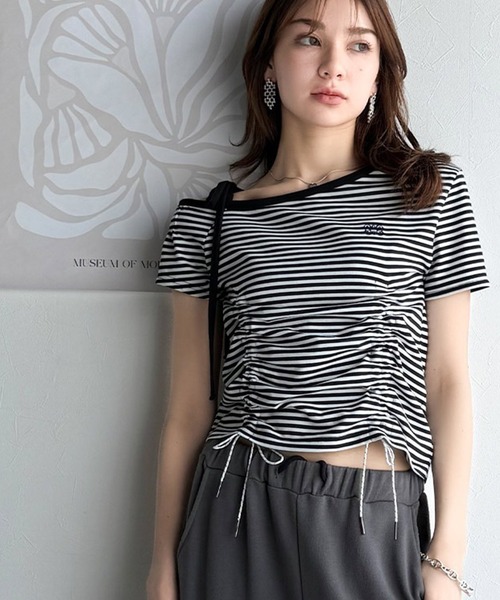 mily bilet(ミウィビレット)の「【mily bilet】自分らしさが光る。ワンショルダー胸刺繍肩リボンドロストカットソー(Tシャツ/カットソー・レディース・アイボリー/ブラック/ホワイト×ブラック/杢グレー/ブラック系その他・SMALL/MEDIUM/LARGE/X-LARGE)」の2枚目の写真