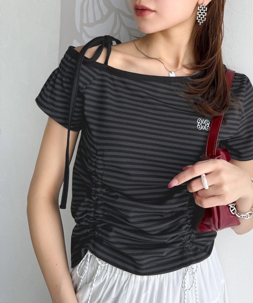 mily bilet(ミウィビレット)の「【mily bilet】自分らしさが光る。ワンショルダー胸刺繍肩リボンドロストカットソー(Tシャツ/カットソー・レディース・アイボリー/ブラック/ホワイト×ブラック/杢グレー/ブラック系その他・SMALL/MEDIUM/LARGE/X-LARGE)」の4枚目の写真