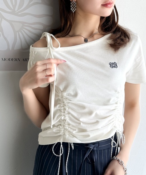 mily bilet(ミウィビレット)の「【mily bilet】自分らしさが光る。ワンショルダー胸刺繍肩リボンドロストカットソー(Tシャツ/カットソー・レディース・アイボリー/ブラック/ホワイト×ブラック/杢グレー/ブラック系その他・SMALL/MEDIUM/LARGE/X-LARGE)」の1枚目の写真