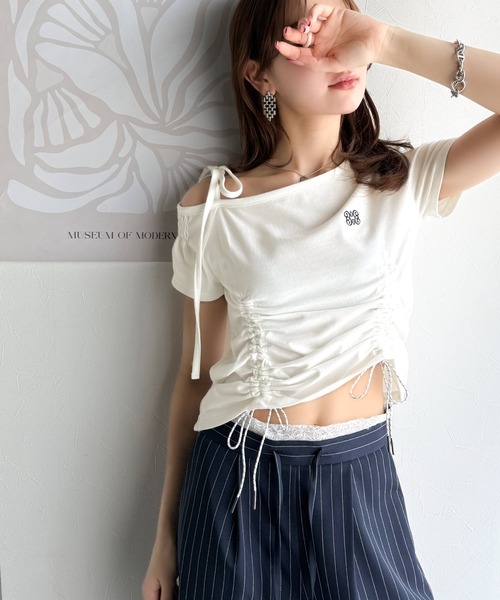 mily bilet(ミウィビレット)の「【mily bilet】自分らしさが光る。ワンショルダー胸刺繍肩リボンドロストカットソー(Tシャツ/カットソー・レディース・アイボリー/ブラック/ホワイト×ブラック/杢グレー/ブラック系その他・SMALL/MEDIUM/LARGE/X-LARGE)」の13枚目の写真