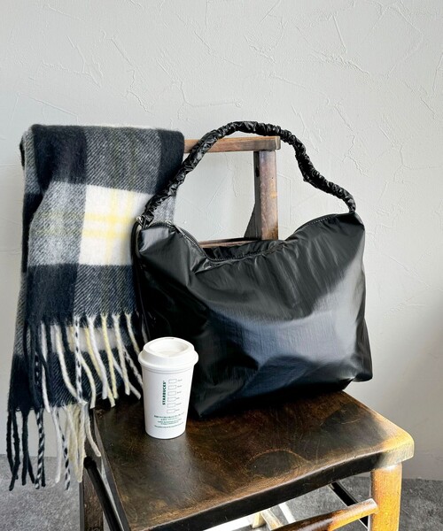 fredy emue（フレディエミュ）の「シャインクロスドロストショルダーバッグ（ショルダーバッグ・レディース・キナリ/ブラック・FREE）」の2枚目の写真