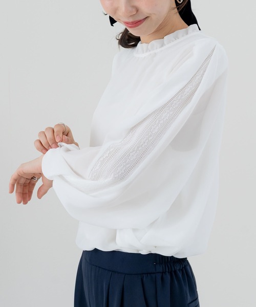 ANNA LUNA(アンナルナ)の「【ANNA LUNA】オケージョン にも使える◎袖のスリットからのぞく レース がポイントの 上品ブラウス!(シャツ/ブラウス・レディース・オフホワイト/ベージュ/ブラック/サックスブルー/ベージュ系その他/ホワイト系その他・MEDIUM)」の2枚目の写真