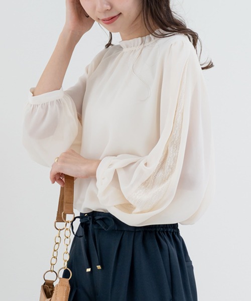 ANNA LUNA(アンナルナ)の「【ANNA LUNA】オケージョン にも使える◎袖のスリットからのぞく レース がポイントの 上品ブラウス!(シャツ/ブラウス・レディース・オフホワイト/ベージュ/ブラック/サックスブルー/ベージュ系その他/ホワイト系その他・MEDIUM)」の5枚目の写真