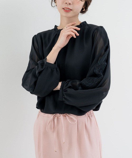 ANNA LUNA(アンナルナ)の「【ANNA LUNA】オケージョン にも使える◎袖のスリットからのぞく レース がポイントの 上品ブラウス!(シャツ/ブラウス・レディース・オフホワイト/ベージュ/ブラック/サックスブルー/ベージュ系その他/ホワイト系その他・MEDIUM)」の3枚目の写真
