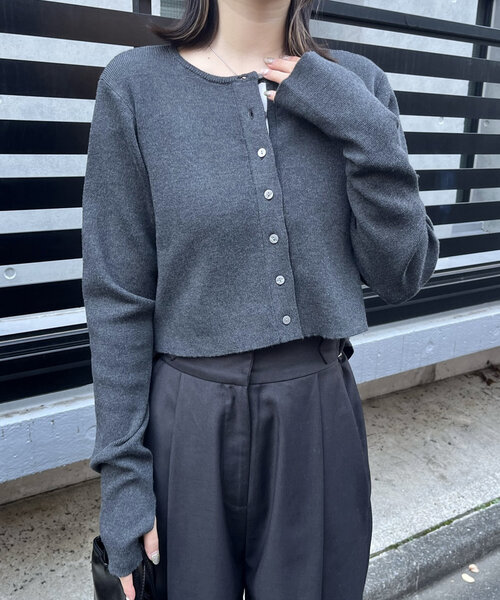 mline（エムライン）の「[mline]ロゴ刺繍チビカーデ（ニット/セーター・レディース・チャコールグレー/ネイビー/ベージュ/ピンク・FREE）」の2枚目の写真