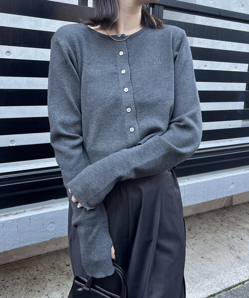 mline（エムライン）の「[mline]ロゴ刺繍チビカーデ（ニット/セーター・レディース・チャコールグレー/ネイビー/ベージュ/ピンク・FREE）」の5枚目の写真
